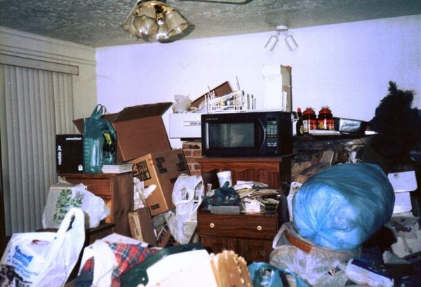 Why a Hoarder’s Cleaning Crew is Essential for Severe Clutter Removal?